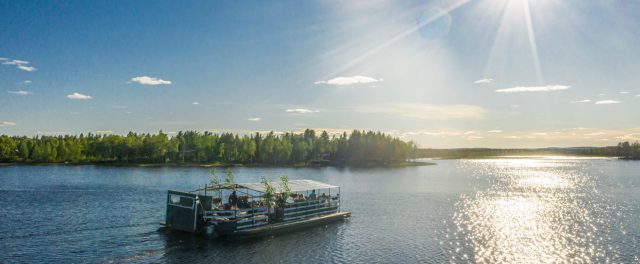 Lautta aurinkoisella järvellä
