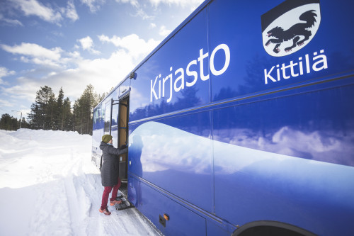Kirjastoauto asiakas ulkoa kuva Kittilän kunta Timo Veijalainen