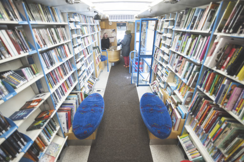 Kirjastoauto ja asiakas kuva Kittilän kunta Timo Veijalainen