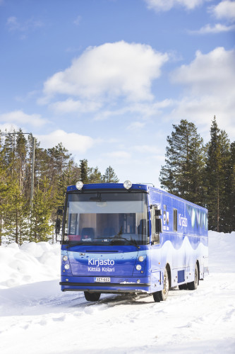 Kirjastoauto ulkoa pysty kuva Kittilän kunta Timo Veijalainen