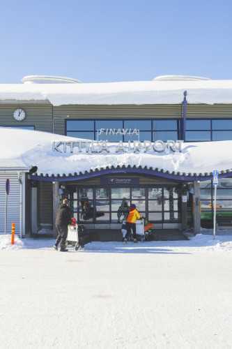 Kittilan lentoasema sisaankaynti matkustajia kuva Kittilan kunta Timo Veijalainen print