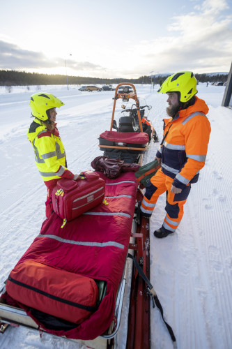 Levi Ski Resort rinne ensiapu potilaankuljetusreki kuva Kittilan kunta Timo Veijalainen print