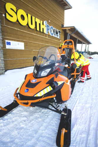 Levi Ski Resort rinne ensiapukelkka kuva2 Kittilan kunta Timo Veijalainen print
