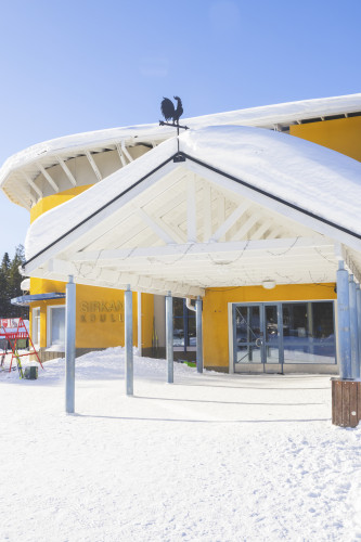 Sirka koulu sisaankaynti aapiskukkoviiri kuva Kittilan kunta Timo Veijalainen print