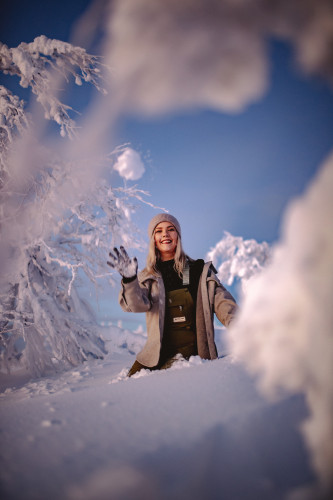 ihminen heittaa lumipalloa kittilan kunta kuva marko vasara print