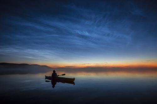 Meloja ihailee hohtopilviä, Kittilä elokuu 2015Kayaking and noctilucent clouds