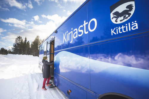 Kirjastoauto asiakas ulkoa kuva Kittilän kunta Timo Veijalainen web