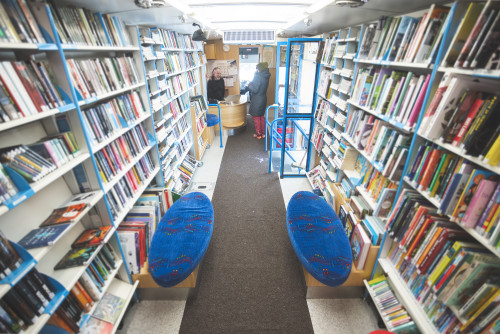 Kirjastoauto ja asiakas kuva Kittilän kunta Timo Veijalainen web