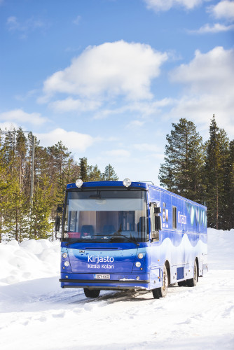 Kirjastoauto ulkoa pysty kuva Kittilän kunta Timo Veijalainen web