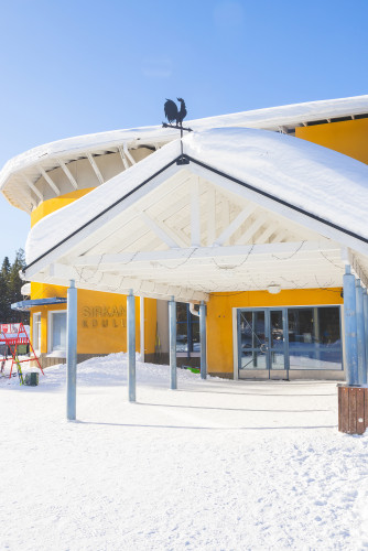 Sirka koulu sisaankaynti aapiskukkoviiri kuva Kittilan kunta Timo Veijalainen web