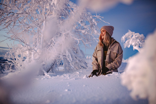 ihminen nainen lumisessa maisemassa kittilan kunta kuva marko vasara web