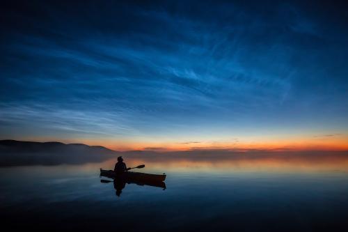 Meloja ihailee hohtopilviä, Kittilä elokuu 2015 Kayaking and noctilucent clouds